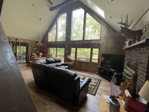 Smart TV, fireplace, video games - Family Pocono Cabin • Game Room • Fire Pit • Lake Views • Sleeps 9 (Lake Ariel)