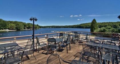 Beautiful chalet with seasonal lake views in The Hideout