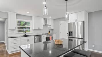 Réfrigérateur, four à micro-ondes, un four, surface de cuisson