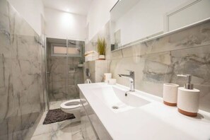 Doccia, asciugamani, sapone, shampoo