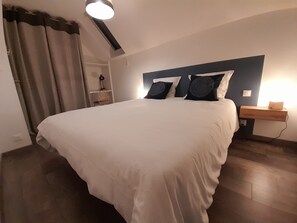 3 dormitorios, escritorio, tabla de planchar con plancha y cuna de viaje