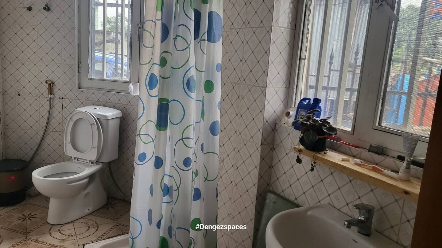 Een douche, een haardroger, handdoeken, zeep