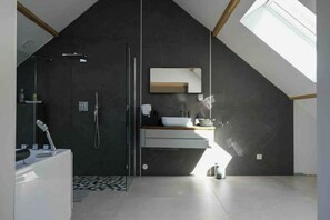 Serviettes fournies, papier toilette