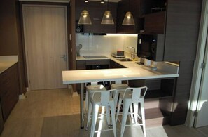 Micro-ondes, four, plaque de cuisson, cafetière/bouilloire