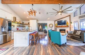 Smart-TV, Kamin, Stereoanlage