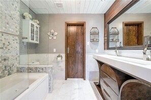 Whirlpool, Haartrockner, Handtücher, Seife