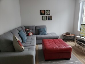 Living area - Condo 10 minutes from the Mont Tremblant  ski slopes ( Pet-Friendly) (Mont-Tremblant)