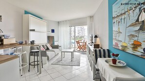 Um apartamento moderno com cozinha, sala de jantar e sala de estar.