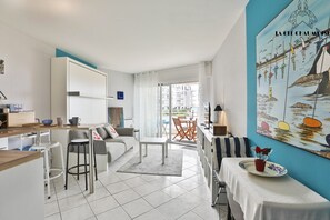 Un apartamento moderno con cocina, comedor y sala de estar.