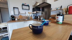 Réfrigérateur, micro-ondes, cafetière/bouilloire, bouilloire électrique