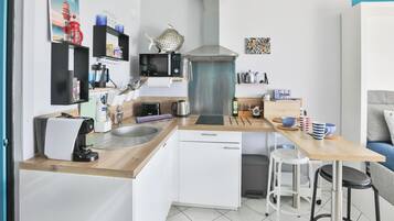 Réfrigérateur, micro-ondes, cafetière/bouilloire, bouilloire électrique
