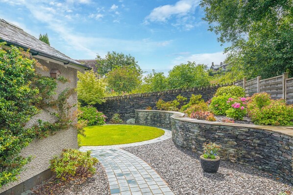 Property grounds - Springbank Cottage - luxury Lake District cottage for 4 with beautiful & enclosed landscaped garden (Coniston)
