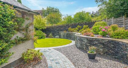 Springbank Cottage - luxury Lake District cottage for 4 with beautiful & enclosed landscaped garden