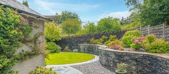 Springbank Cottage - luxury Lake District cottage for 4 with beautiful & enclosed landscaped garden