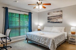 3 Schlafzimmer, Schreibtisch, Bügeleisen/Bügelbrett, Reisekinderbett