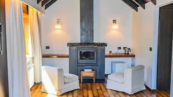 Deluxe Suite | Living area | 32-inch LCD TV with cable channels, fireplace