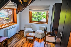 エグゼクティブ スイート | リビング エリア | 32 インチの液晶テレビ (ケーブル放送視聴可)、暖炉