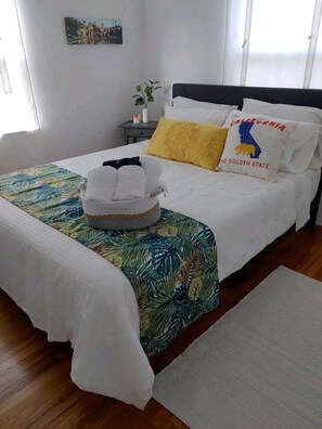2 bedrooms, iron/ironing board, free WiFi, bed sheets - Lotus House, walkable! coffee, restaurants, breweries. Near Zoo/Beaches! (San Diego)