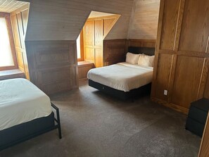 2 bedrooms, desk, WiFi