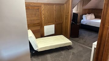 2 bedrooms, desk, WiFi