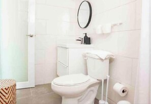 Haartrockner, Handtücher, Toilettenpapier