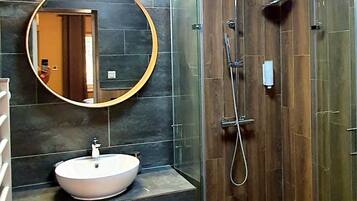 Shower, hydromassage showerhead, free toiletries, hair dryer