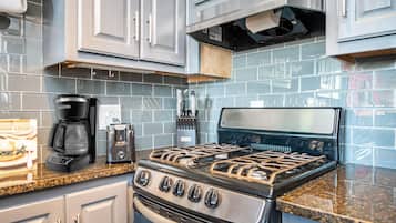Full-sized fridge, microwave, oven, stovetop