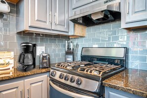 Full-size fridge, microwave, oven, stovetop - ATL Downtown Condo with Free Parking (Atlanta)