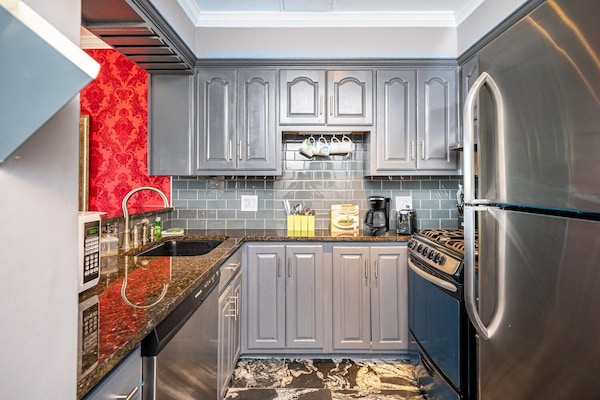 Full-size fridge, microwave, oven, stovetop