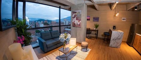 Apartamento Confort | Zona de estar | Una televisión de pantalla plana