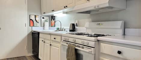 Full-size fridge, microwave, oven, stovetop