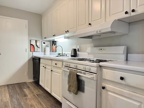 Full-sized fridge, microwave, oven, stovetop - ATL Downtown 2B Condo with Free Parking (Atlanta)