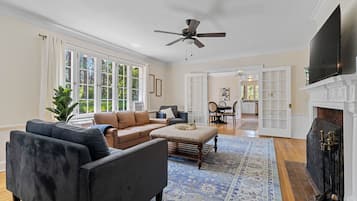 Een smart-tv, een dvd-speler, tafelvoetbal en boeken