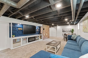 TV connectée, baby-foot, livres