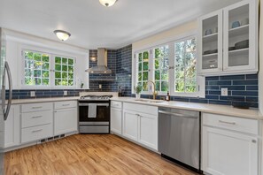 冷蔵庫、電子レンジ、オーブン、コンロ