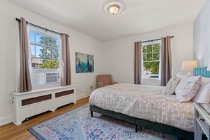 3 habitaciones, tabla de planchar con plancha y cuna de viaje 