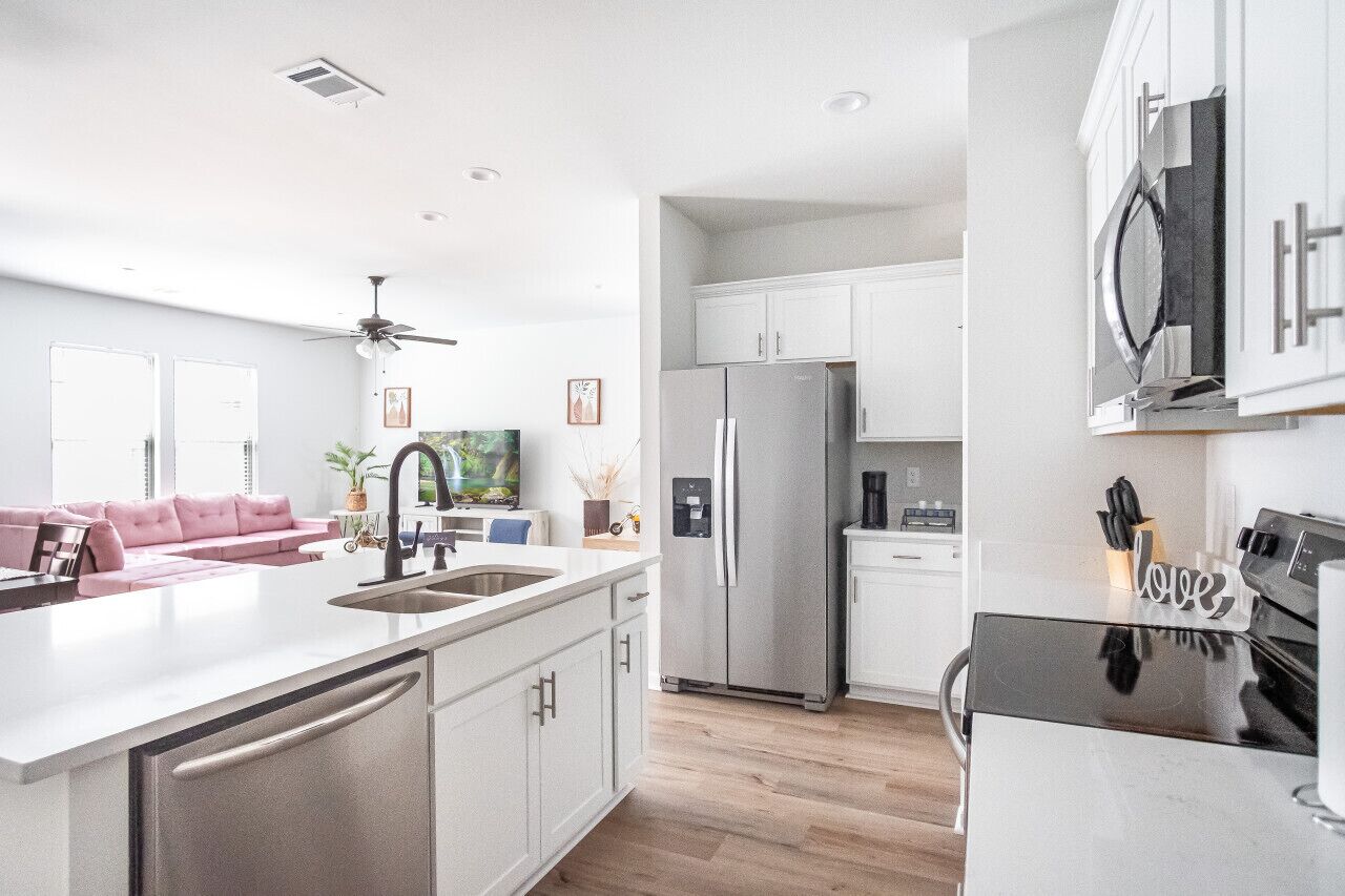 Refrigerador, microondas, horno y parrilla de estufa 