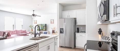 ثلاجة، ميكروويف، فرن، موقد طهي مسطح