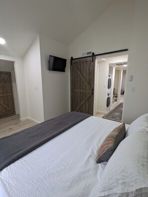 1 室のベッドルーム、デスク、アイロン / アイロン台、WiFi (無料)