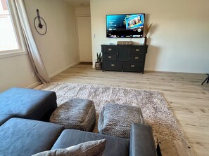 Smart-TV, Tischtennisplatte, Bücher
