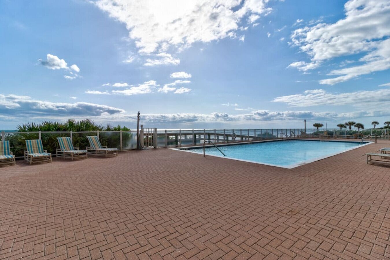 حمّام سباحة مُدفَّأ