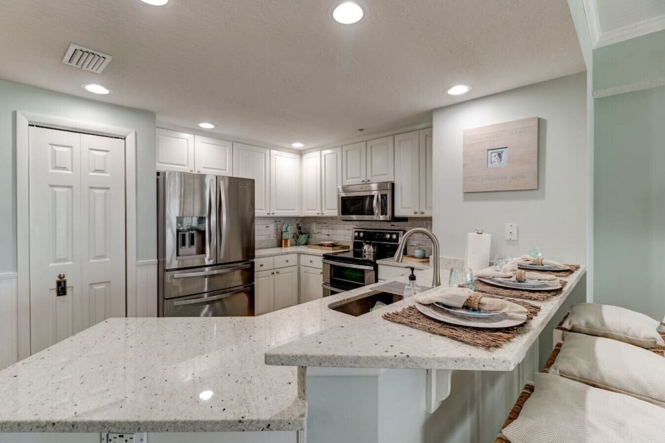 Réfrigérateur, micro-ondes, four, plaque de cuisson