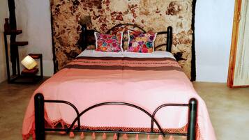 1 bedroom, desk, WiFi, bed sheets