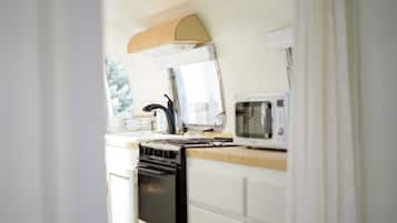 Refrigerador, microondas, cafetera y tetera y utensilios de cocina
