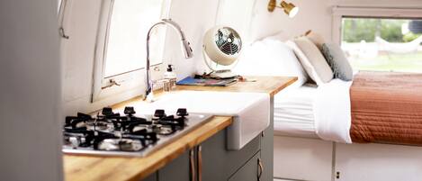 Réfrigérateur, micro-ondes, cafetière/bouilloire