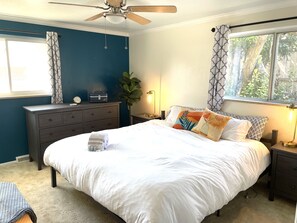 Room - Cozy & Bright Entire home with Large Backyard & Patio by historic Olde Town (Arvada)