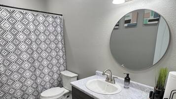 Séchoir à cheveux, serviettes fournies, papier de toilette