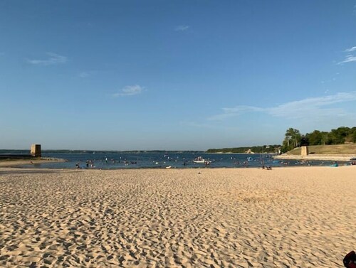 Fancy country cabin, POOL with covered deck, kayaks! near everything! 1 gig WiFi