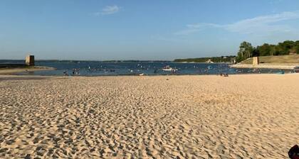 Fancy country cabin, POOL with covered deck, kayaks! near everything! 1 gig WiFi