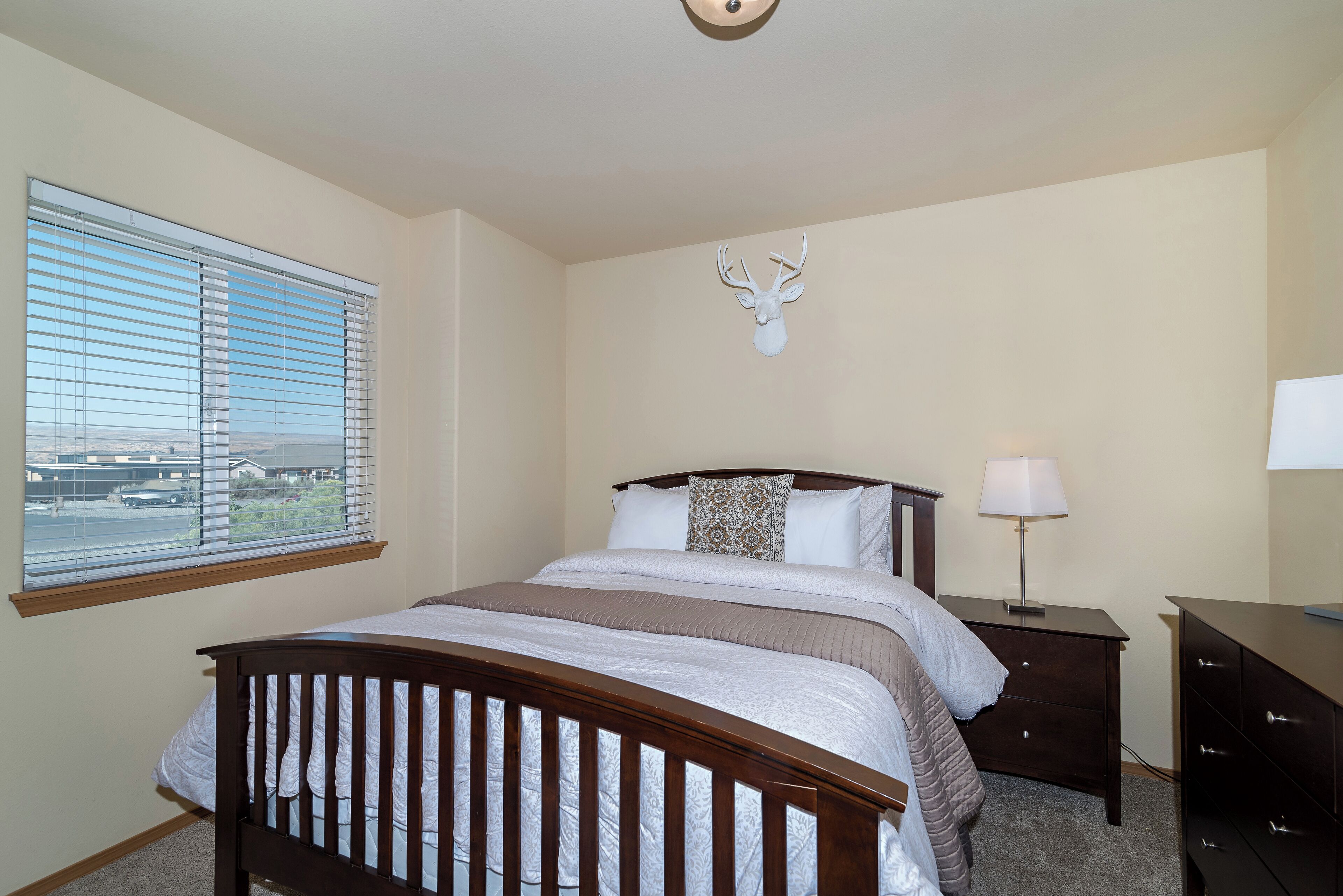 4 bedrooms, internet, bed sheets